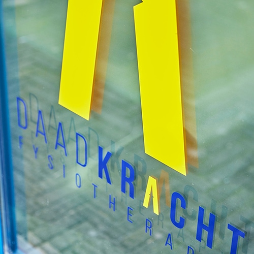 Daadrakcht Fysiotherpaie raambestickering